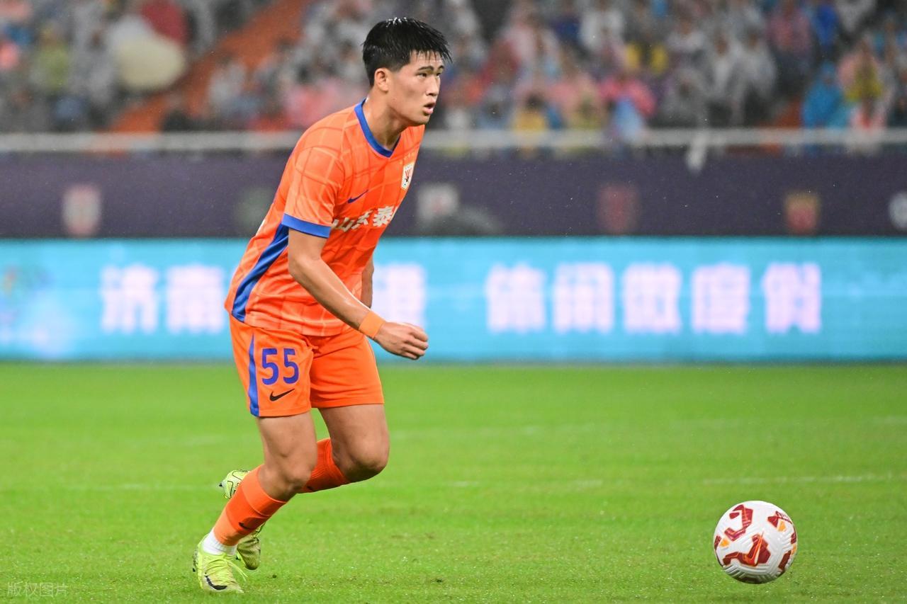 登录入口-进攻防守一把抓，山东泰山又贡献一名带刀后卫，球迷：国产拉莫斯